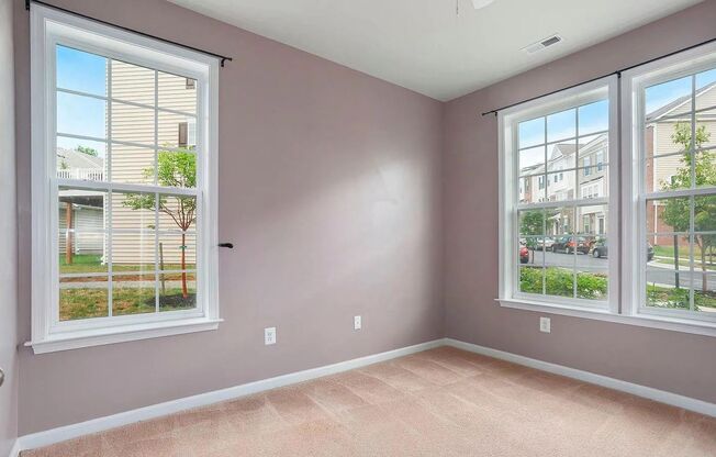 3 Level END UNIT townhouse in Market Square available before the new school year!