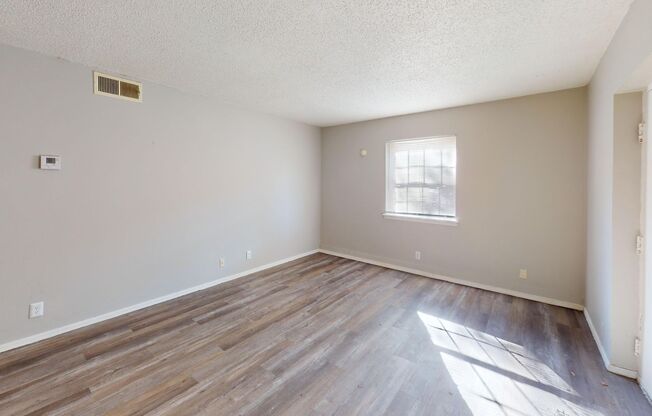 2 beds, 1 bath, 853 sqft, $895