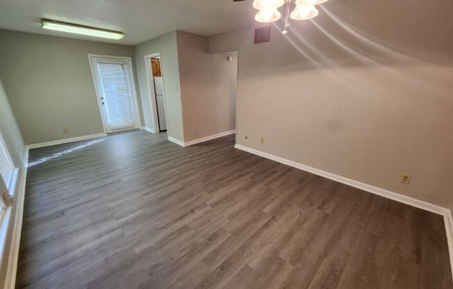 2 beds, 1 bath, 880 sqft, $775, Unit 109 Barton Street #08