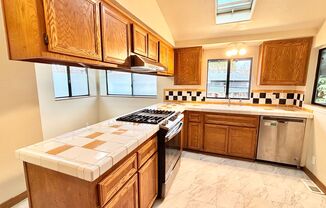 Character-Rich 1912 Home in North Portland – Spacious 2 Bed / 1 Bath