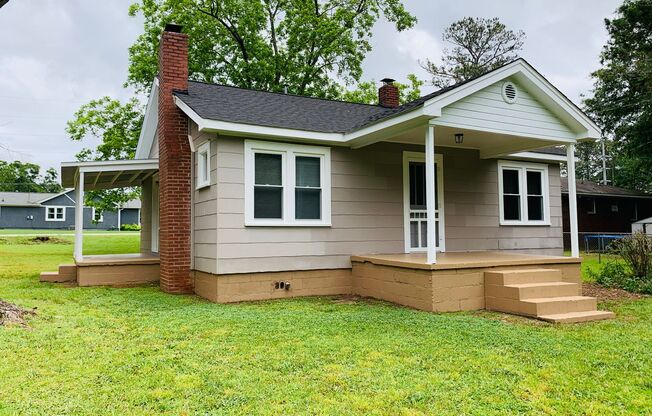 WOW! Adorable Cottage Style Home close to Downtown Newnan! 2 bed, 1 full bath, Must See!