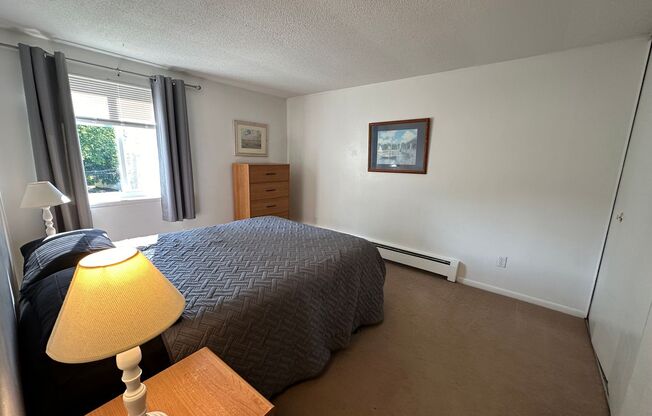2 beds, 1 bath, 800 sqft, $1,600, Unit Apartment 11
