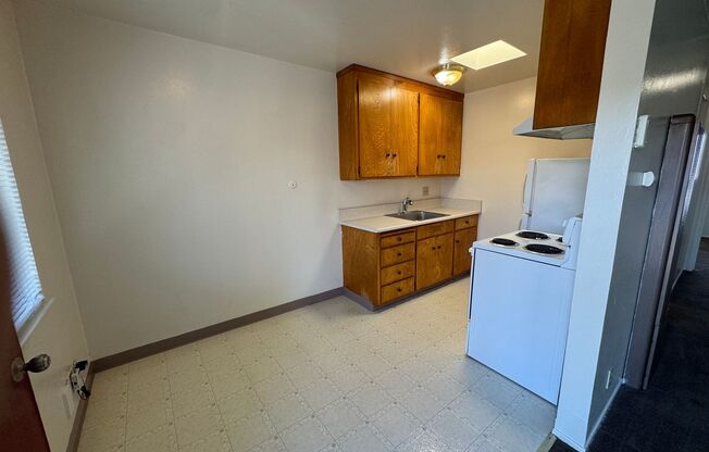 Great Location on South-End of Campus - Upper Floor Unit!