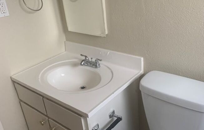 1 bed, 1 bath, $1,100, Unit 303