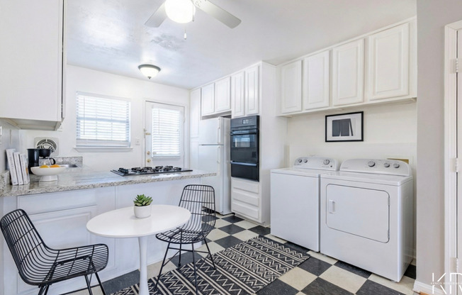 2 beds, 1 bath, 950 sqft, $1,370, Unit 03