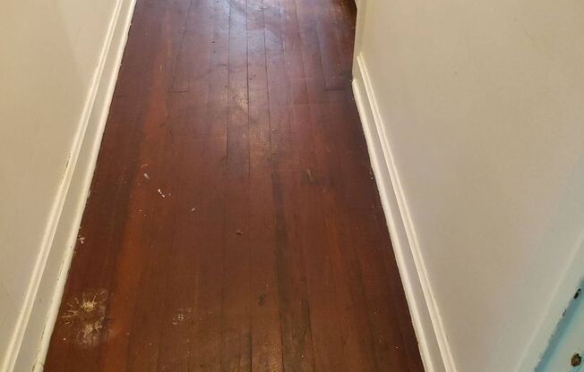 2 beds, 1 bath, $810, Unit O