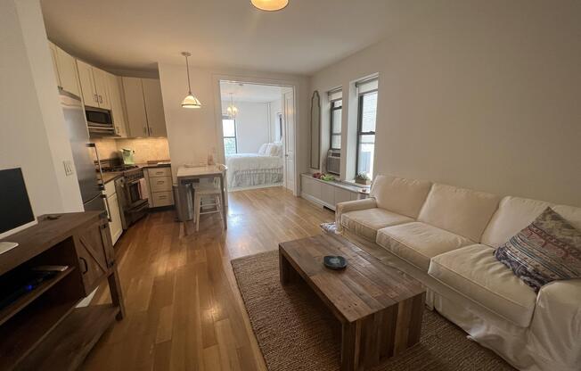 295 W 11 ST