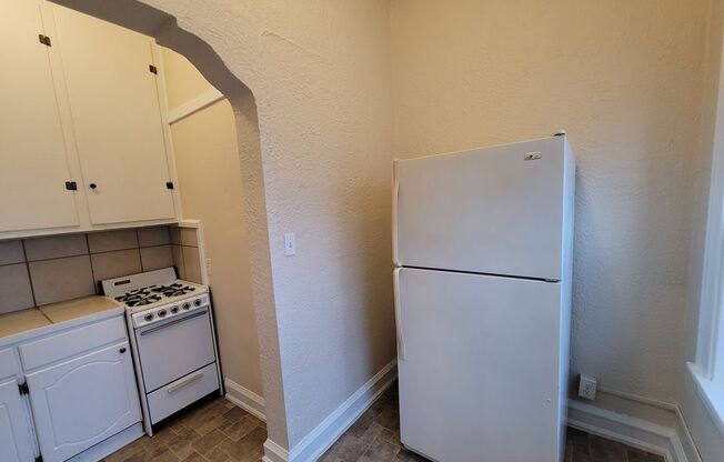 Studio, 1 bath, $850, Unit 6