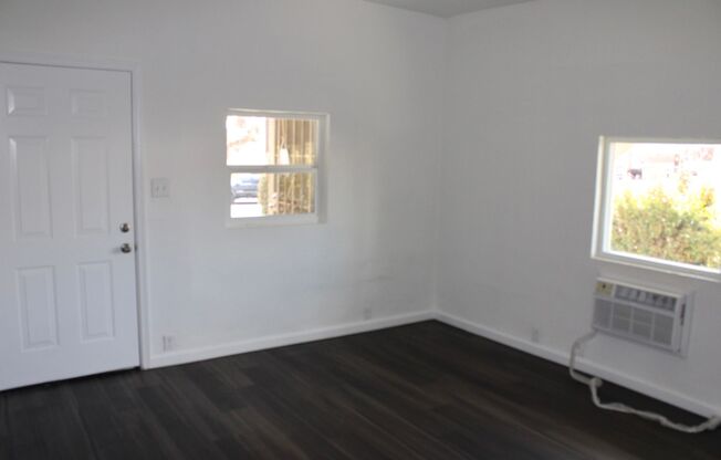 Beautiful, Spacious 1 Bedroom 1 Bath located in Glendale! Move-in Ready!!