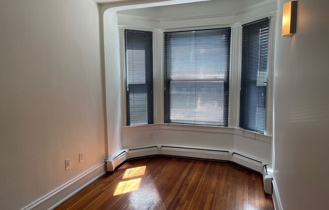 2 beds, 1 bath, $1,400, Unit 3A