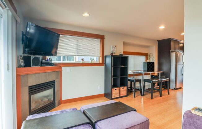 Charming 3-Bedroom Fully furnished Townhouse in Vibrant Seattle-Washington
