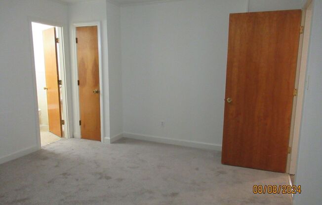 2 beds, 2 baths, 900 sqft, $895, Unit 326-5 W Hampton Ave