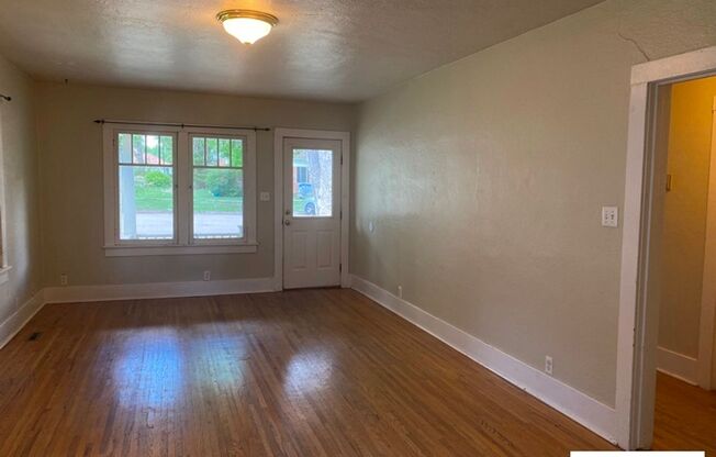 2 beds, 1 bath, $1,800, Unit 906 Mathews St