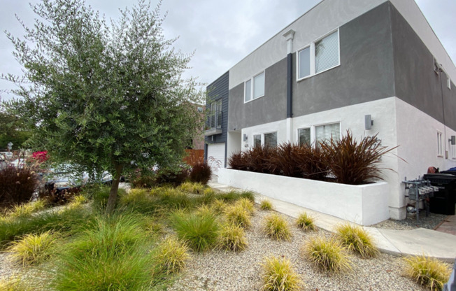 627 N MARIPOSA AVE