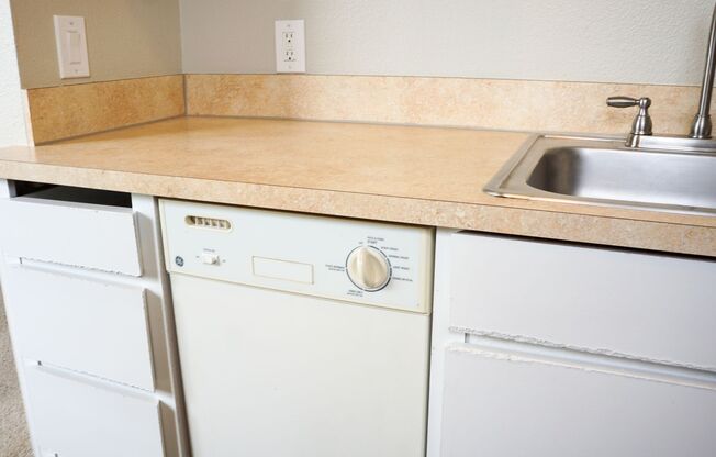 Top Floor NW Studio Between Nob Hill & The Pearl!