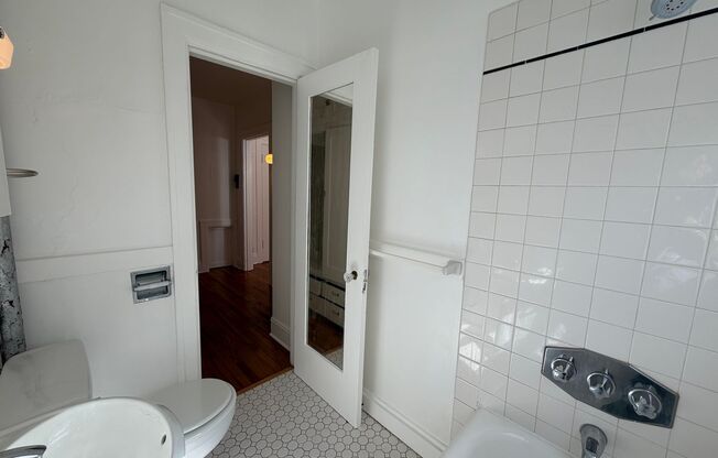 Studio, 1 bath, 308 sqft, $1,099, Unit 16
