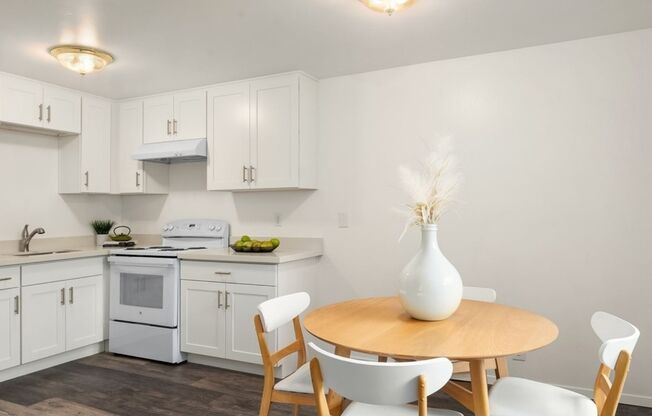 Modern 2 Bed, 1 Bath Duplex in Prime Olde Town Issaquah Location with Private Yard & Patio!