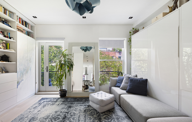 455 W 22 ST