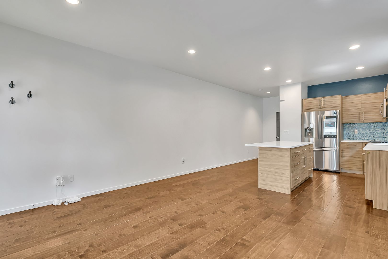 Modern Townhouse with Rooftop Deck & Bay Views!