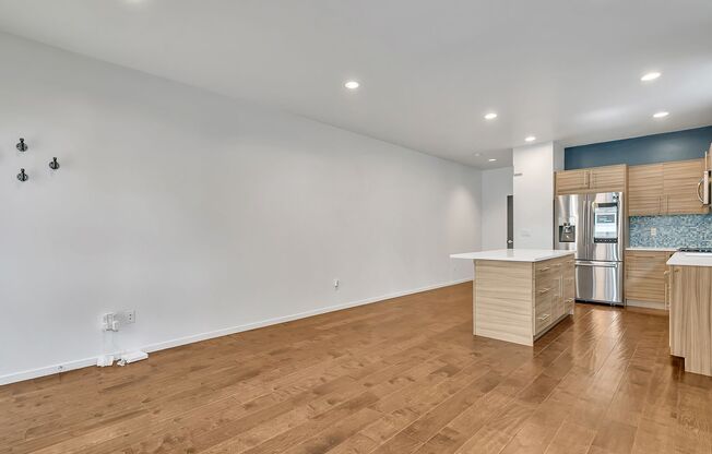 Modern Townhouse with Rooftop Deck & Bay Views!