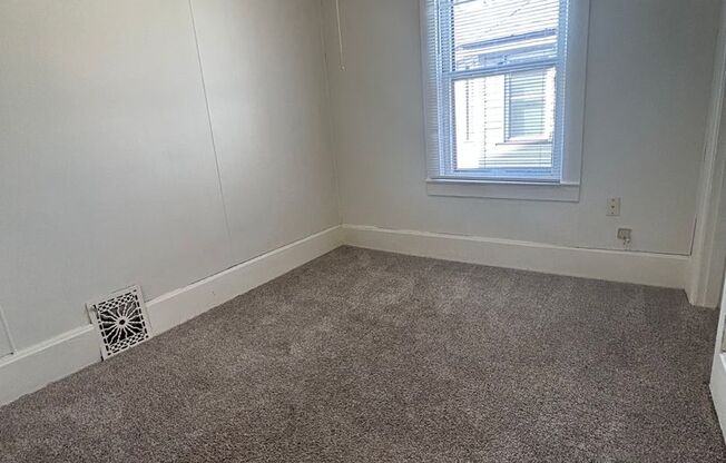 3 beds, 1 bath, $1,575, Unit 137