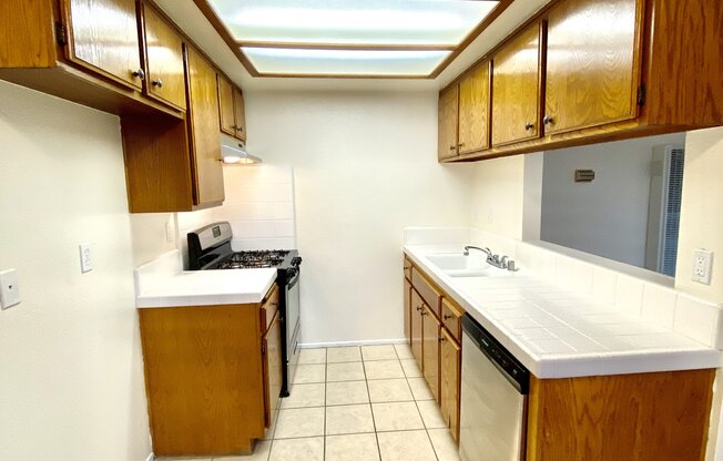 651 W 12 ST