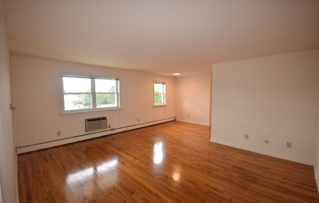 1 bed, 1 bath, 454 sqft, $1,275, Unit R-31