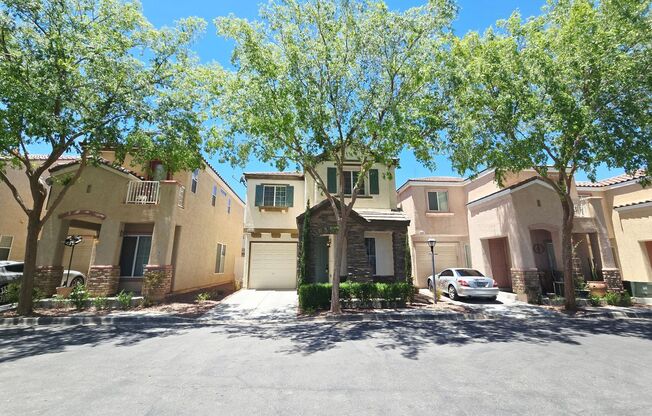 CHARMING 2 BED/ 2 BATH HOME WITH LOFT LOCATED IN LAMPLIGHT GARDENS!