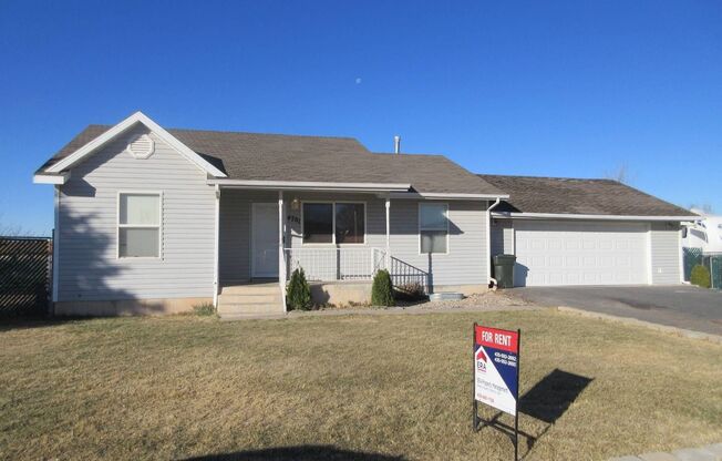 Single Family Home in Enoch