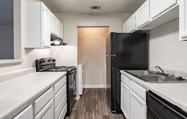 1 bed, 1 bath, 707 sqft, $1,100, Unit I15