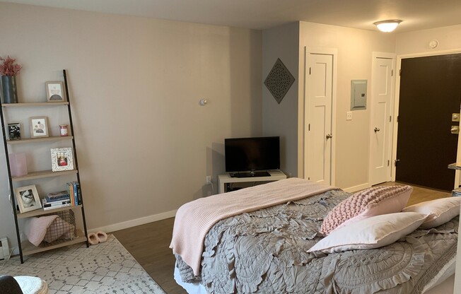 Studio, 1 bath, 300 sqft, $825, Unit 214