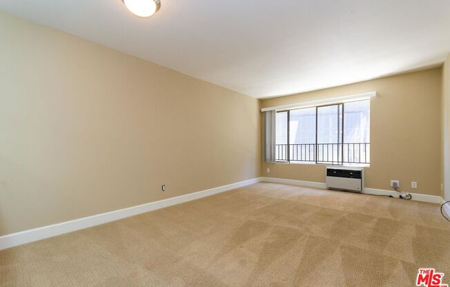 2 beds, 2 baths, 953 sqft, $4,300, Unit 561