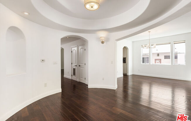 320 S Swall Dr Apt 4