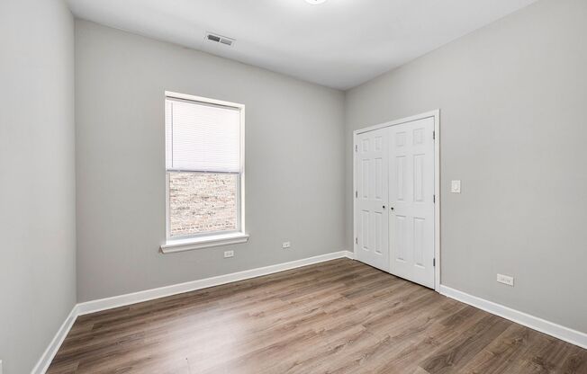 3 beds, 2 baths, 1,345 sqft, $2,150, Unit 4143 S. Michigan Ave #1