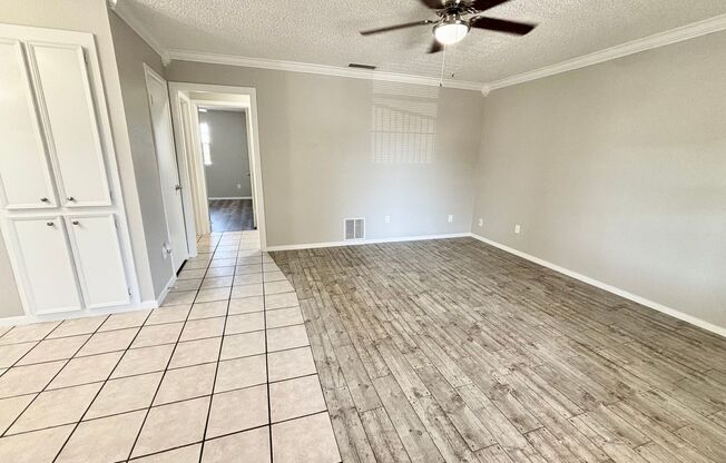 2 beds, 1 bath, 890 sqft, $945, Unit #7