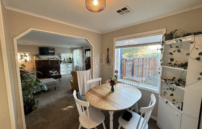 2 beds, 1 bath, 904 sqft, $2,190