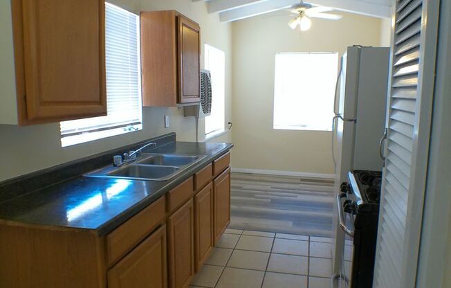 1 bed, 1 bath, $800, Unit 73990 Verbena Dr - East