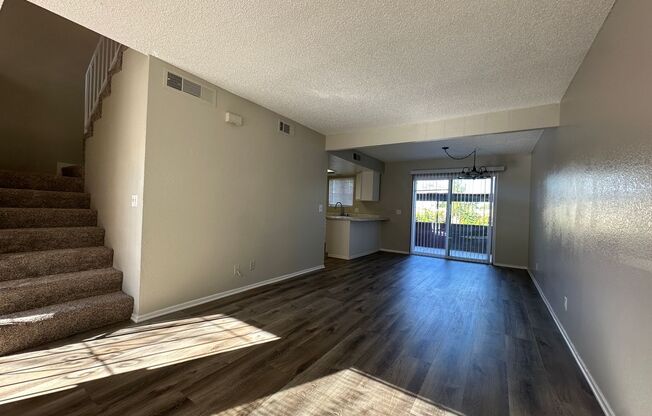 Spacious 2 Bed Townhome with Balcony, Washer/Dryer Included