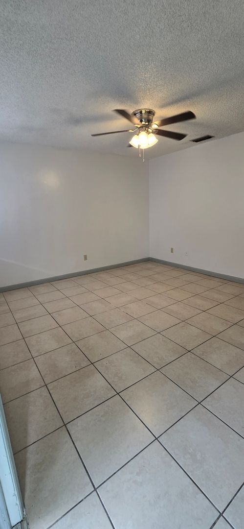 SPACIOUS 2 BEDROOM 1 BATH DUPLEX LOCATED IN WINTER HAVEN