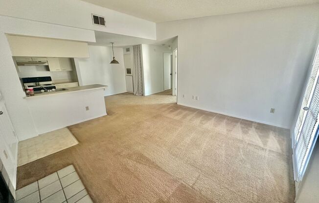 2 beds, 1 bath, 810 sqft, $1,395, Unit r2550n3304