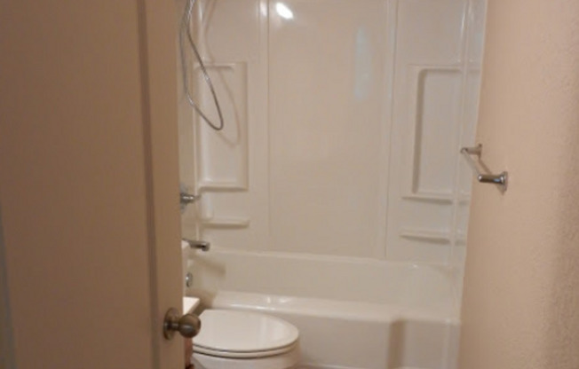 2 beds, 1 bath, $1,350, Unit # 527