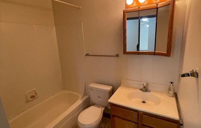 2 beds, 1 bath, $755, Unit 14