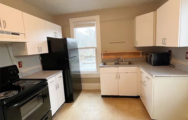 2 beds, 1 bath, 650 sqft, $949, Unit Unit 3