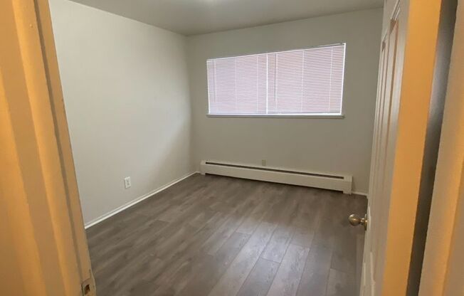 3 beds, 1 bath, 950 sqft, $1,595, Unit Unit 4