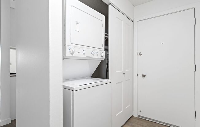 2 beds, 1 bath, 860 sqft, $1,750, Unit 26