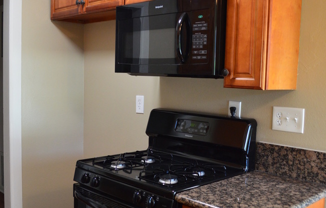 1 bed, 1 bath, 738 sqft, $2,113, Unit H10