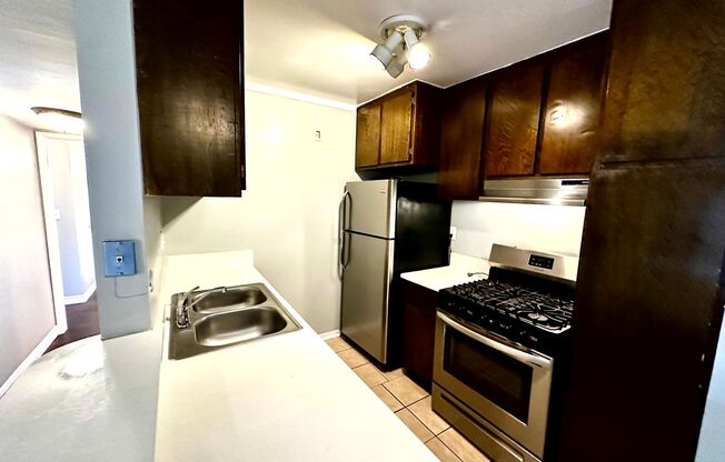 ***MOVE-IN SPECIAL 2 WEEKS FREE RENT***Spacious Renovated 2 bed +2 bath condo in Tarzana