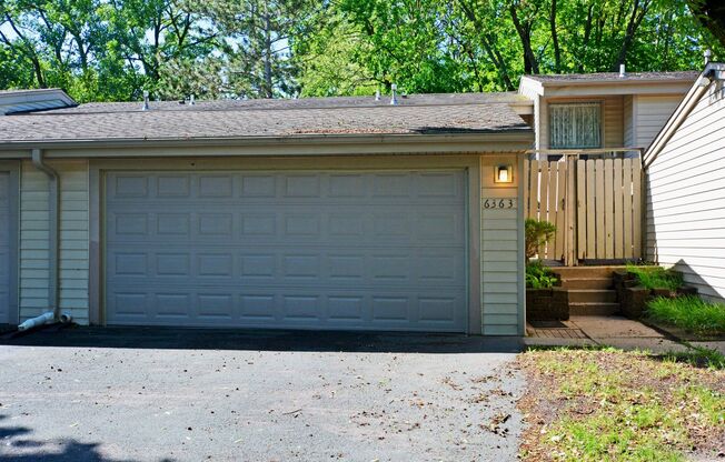 Beautiful 2 Bed 1.5 bathroom Woodbury Townhome