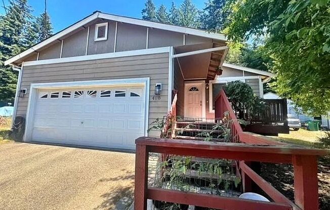 Spacious 3-Bed, 2-Bath Home with Garage – Near Bremerton Shipyard & Highway Access