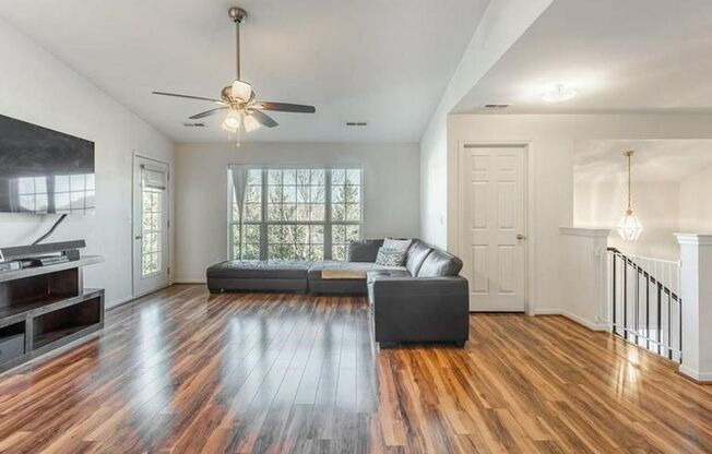 GORGEOUS COMMERCE TOWNSHIP 2 BED/2 BATH MOVE IN READY CONDO!